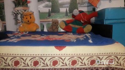 На Одещині трьох людей підозрюють у катувані дитини На Одещині трьох людей підозрюють у катувані дитини