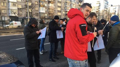 Вимагають підняти тарифи. У Києві таксисти вийшли на мітинг Вимагають підняти тарифи. У Києві таксисти вийшли на мітинг