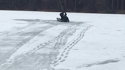 На Житомирщині водолази дістали тіло рибалки, який затонув на річці Гуйва На Житомирщині водолази дістали тіло рибалки, який затонув на річці Гуйва
