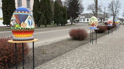"Одна краща іншої": на алеї в центрі Дубна на Рівненщині встановили 16 писанок