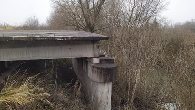На Львівщині мешканці двох сіл користуються аварійним дерев'яним мостом На Львівщині мешканці двох сіл користуються аварійним дерев'яним мостом