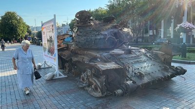 У центрі Рівного виставили для огляду підбиту російську техніку