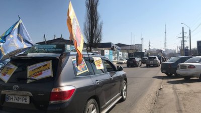 "Локдаун вбиває". В Одесі підприємці влаштували автопробіг проти карантинних обмежень "Локдаун вбиває". В Одесі підприємці влаштували автопробіг проти карантинних обмежень