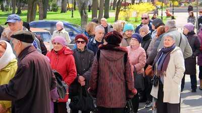 Черги за продуктовими наборами у Чернігові: щоб вистачило всім, проводять реєстрацію