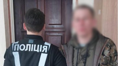 У Києві правоохоронці затримали чоловіка, який побив охоронця супермаркету У Києві правоохоронці затримали чоловіка, який побив охоронця супермаркету
