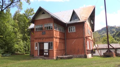 На Косівщині люди перекрили дорогу: просять не закривати сільську гімназію На Косівщині люди перекрили дорогу: просять не закривати сільську гімназію