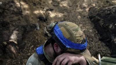 Український військовий готується перезарядити гармату Д-20