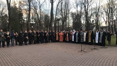 У Франківську вшановують пам'ять жертв голодомору 1932-1933 років У Франківську вшановують пам'ять жертв голодомору 1932-1933 років
