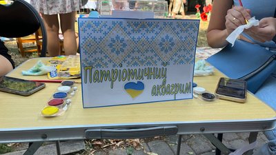 Патріотичний аквагрим наносили волонтерам на благодійній акції в Ужгороді Патріотичний аквагрим наносили волонтерам на благодійній акції в Ужгороді