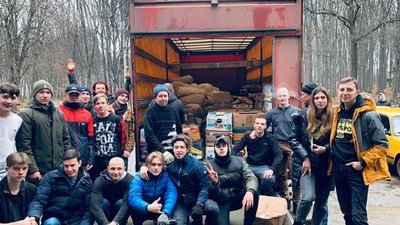 "Працюють у скаженому ритмі". На Вінниччині волонтери плетуть сітки та збирають гумдопомогу