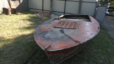 На Чернігівщині в річці Десна знайшли втоплений човен рятувальників, яким під час повені перевозили людей На Чернігівщині в річці Десна знайшли втоплений човен рятувальників, яким під час повені перевозили людей