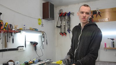 На Тернопільщині двоє хлопців оновлюють старі лижі На Тернопільщині двоє хлопців оновлюють старі лижі