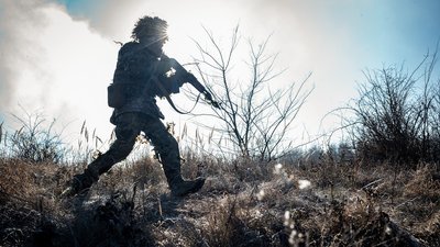 Військовий 93-ї ОМБр ЗСУ "Холодний Яр" під час бойових навчань на Покровському напрямку