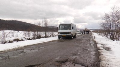 "Дорога "супер", аж випадають пломби із зубів". Реалії дороги на Прикарпатті "Дорога "супер", аж випадають пломби із зубів". Реалії дороги на Прикарпатті