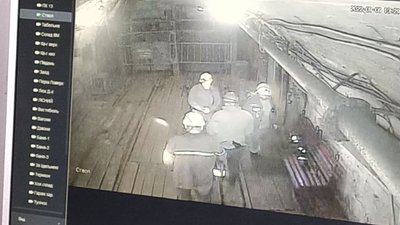 На глибині перебувають шестеро гірників На глибині перебувають шестеро гірників