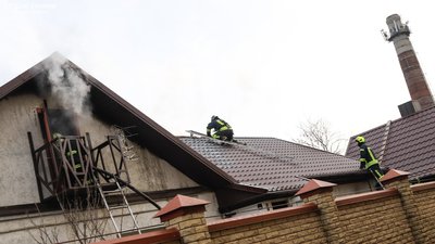 У приватному житловому будинку в Луцьку горів дах У приватному житловому будинку в Луцьку горів дах