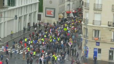 У Франції спалахнули чергові акції протесту проти COVID-обмежень У Франції спалахнули чергові акції протесту проти COVID-обмежень
