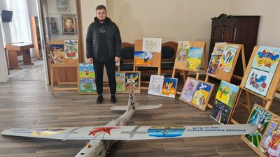 Безпілотник "Орлан-10" та трофеї з передової передали військові у музей Звягеля Безпілотник "Орлан-10" та трофеї з передової передали військові у музей Звягеля