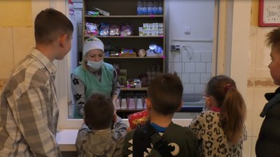 Газовані напої та солодощі заборонять продавати в шкільних їдальнях. Як відреагували в Ужгороді