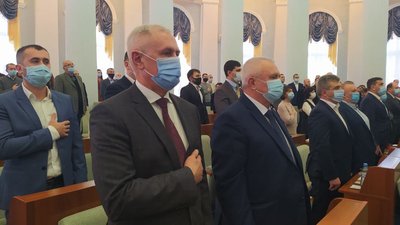 Склали присягу, посварилися й обрали очільника: у Черкасах відбулася перша сесія оновленої облради