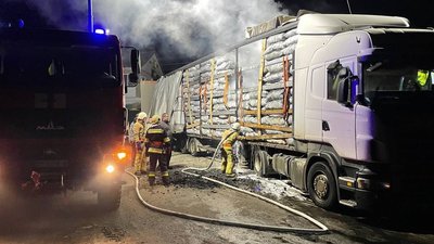 На Сумщині горіла вантажівка з деревним вугіллям