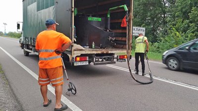 На Волині дорожники герметизують тріщини на трьох автошляхах На Волині дорожники герметизують тріщини на трьох автошляхах