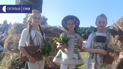 У селі Сад під Сумами відбувся дитячий показ мод, щоб привернути увагу до екології У селі Сад під Сумами відбувся дитячий показ мод, щоб привернути увагу до екології