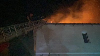 В Одесі загасили пожежу на площі 300 квадратних метрів в житловому будинку В Одесі загасили пожежу на площі 300 квадратних метрів в житловому будинку