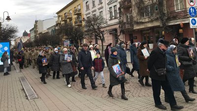 У Франківську відбулася хода, присвячена сьомій річниці битви за Дебальцеве У Франківську відбулася хода, присвячена сьомій річниці битви за Дебальцеве