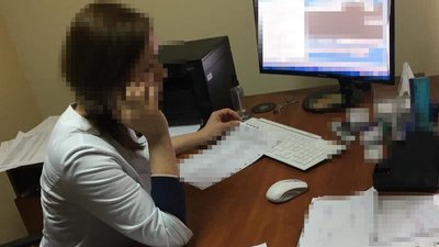 Працівниця лабораторії Працівниця лабораторії
