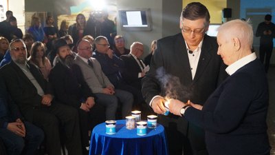 Запалили свічки й прочитали молитви. У Дніпрі вшанували пам'ять жертв Голокосту (ФОТО)