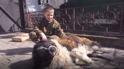 Автоволонтери облаштували "блок-пост" і збирають пожертви від водіїв, які потім передають на ЗСУ Автоволонтери облаштували "блок-пост" і збирають пожертви від водіїв, які потім передають на ЗСУ