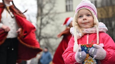Вогні новорічної ялинки запалили на площі Народній в Ужгороді Вогні новорічної ялинки запалили на площі Народній в Ужгороді