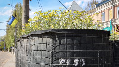 Габіони на зупинці громадського транспорту у Херсоні