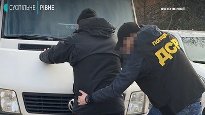 Поліція показала затримання чорних лісорубів з Рівненщини у «Пущі Водиці» Поліція показала затримання чорних лісорубів з Рівненщини у «Пущі Водиці»
