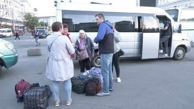 "Скидали бомби, ракети, розбивали будинки". До Дніпра прибувають евакуйовані з Бахмута та Лимана "Скидали бомби, ракети, розбивали будинки". До Дніпра прибувають евакуйовані з Бахмута та Лимана