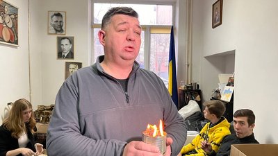В Тернополі Спілки Української Молоді виготовила 2 000 окопних свічок для бійців В Тернополі Спілки Української Молоді виготовила 2 000 окопних свічок для бійців