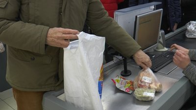 Від двох гривень. Що думають франківці про збільшення вартості пластикових пакетів