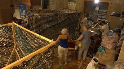 З 2014 року плетуть маскувальні сітки. Як іванофранківки допомагають армії З 2014 року плетуть маскувальні сітки. Як іванофранківки допомагають армії