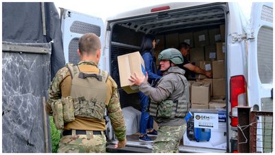 "Білі Янголи" привезли гуманітарну допомогу у прифронтову Времівку "Білі Янголи" привезли гуманітарну допомогу у прифронтову Времівку