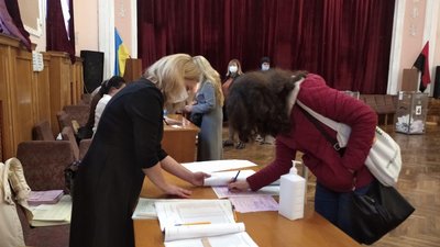 Вимірюють температуру та нагадують про маски. Як працює одна із дільниць Франківська Вимірюють температуру та нагадують про маски. Як працює одна із дільниць Франківська