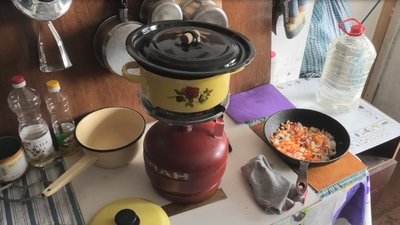 У Марганці на Дніпропетровщині три роки без комунікацій живе пенсіонерка з сином У Марганці на Дніпропетровщині три роки без комунікацій живе пенсіонерка з сином