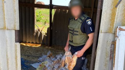 Поліцейські Бериславського райвідділу Херсонщини привезли гуманітарну допомогу до Осокорівки Поліцейські Бериславського райвідділу Херсонщини привезли гуманітарну допомогу до Осокорівки