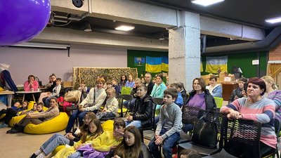 У Вінниці організували безкоштовні вечори кіно та мультиків для переселенців під смаколики У Вінниці організували безкоштовні вечори кіно та мультиків для переселенців під смаколики