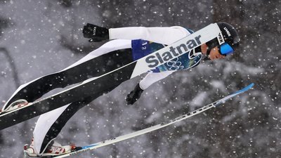 Дмитро Мазурчук виконує стрибок з трампліна у лижному двоборстві на Олімпіаді-2026