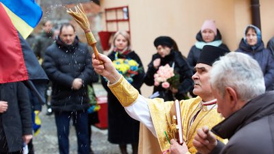 У Микитинцях поблизу Франківська відкрили пам'ятну дошку загиблому воїну Роману Сметані У Микитинцях поблизу Франківська відкрили пам'ятну дошку загиблому воїну Роману Сметані