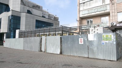 У Рівному невідомі зламали будівельний паркан. Як відреагував замовник