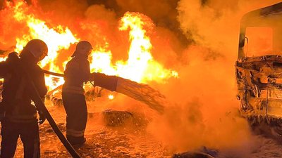 Рятувальники гасять пожежу