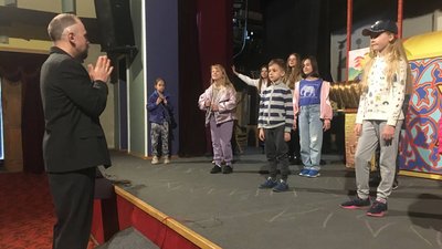 Цех, де виготовляють ляльки: у Тернополі для дітей-переселенців організували екскурсію Цех, де виготовляють ляльки: у Тернополі для дітей-переселенців організували екскурсію
