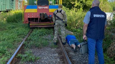 На Рівненщині викрили залізничників на зливанні дизпалива на пів мільйона гривень щомісяця На Рівненщині викрили залізничників на зливанні дизпалива на пів мільйона гривень щомісяця